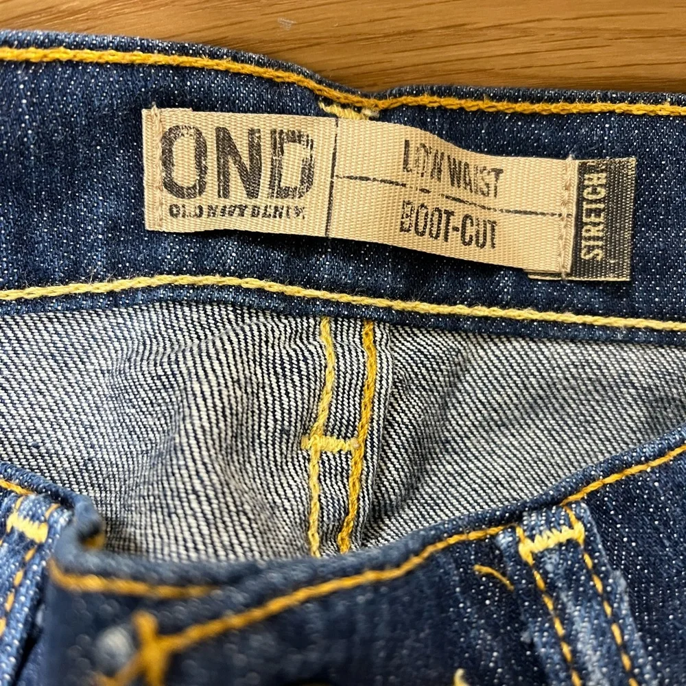 Old Navy Low Rise Distressed Bootcut Jeans Size 0 - Picture 3 of 3